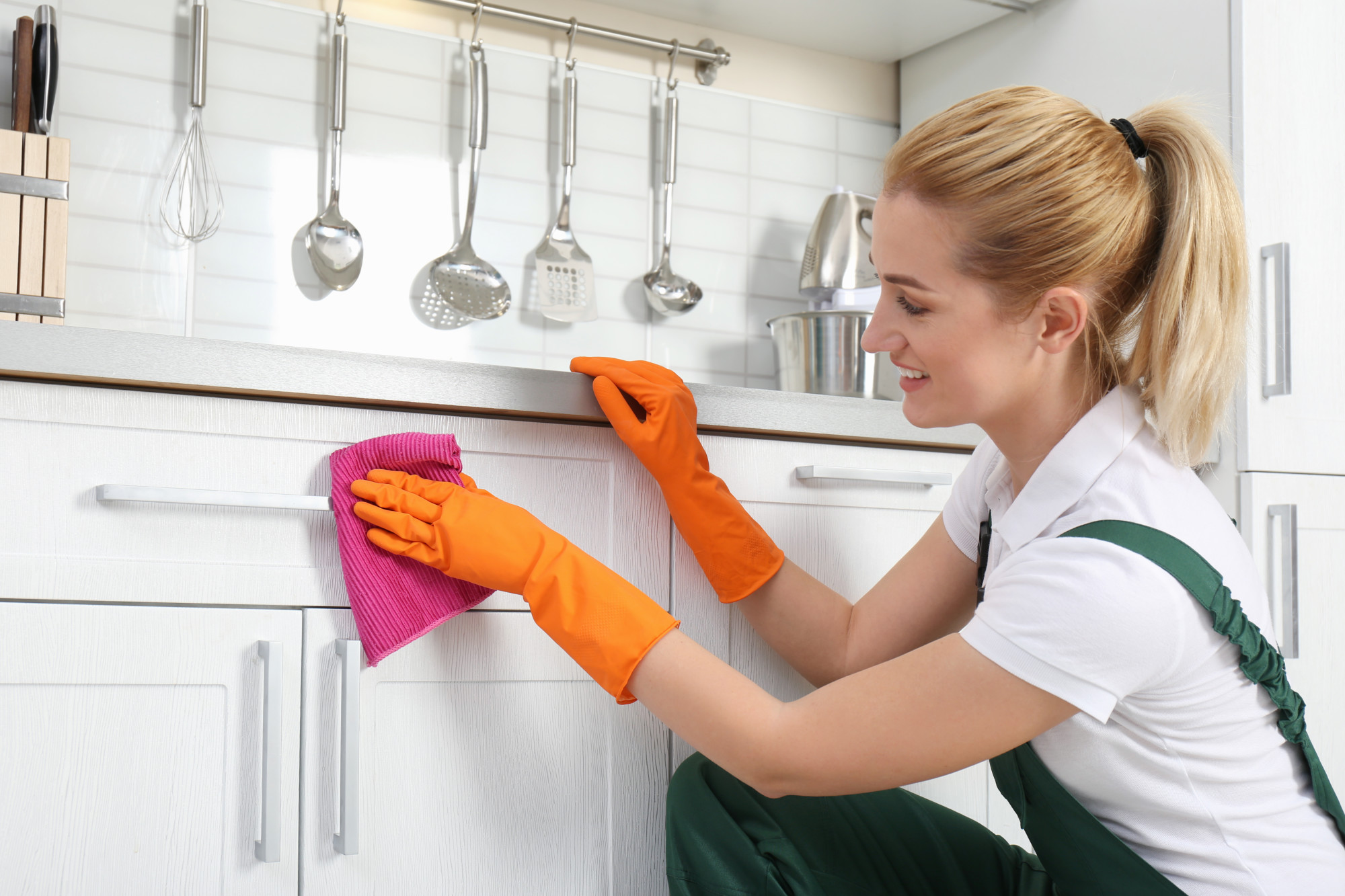 what to use to clean kitchen cabinets